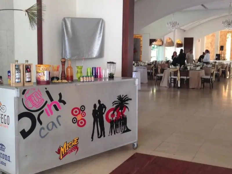 Barra móvil Drink In Car en un salón de eventos