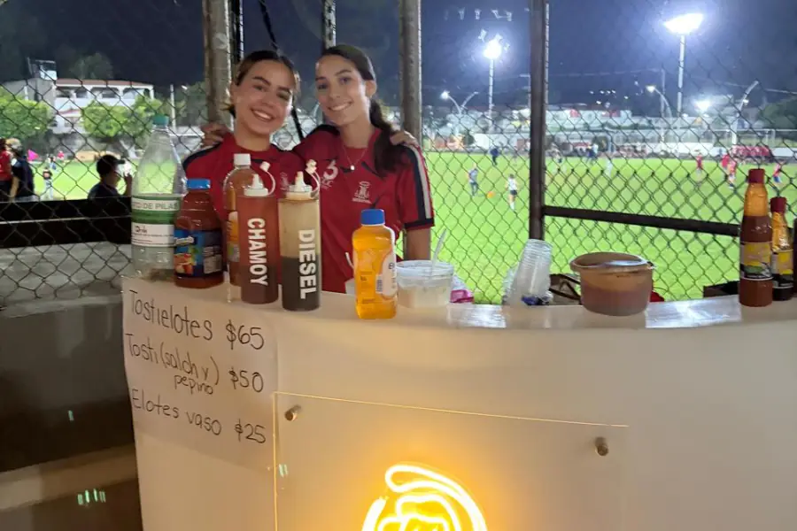 Barra Drink In Car de noche en evento en club de polo