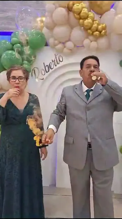 Invitados brindando con shots en un evento atendido por la barra de Drink In Car