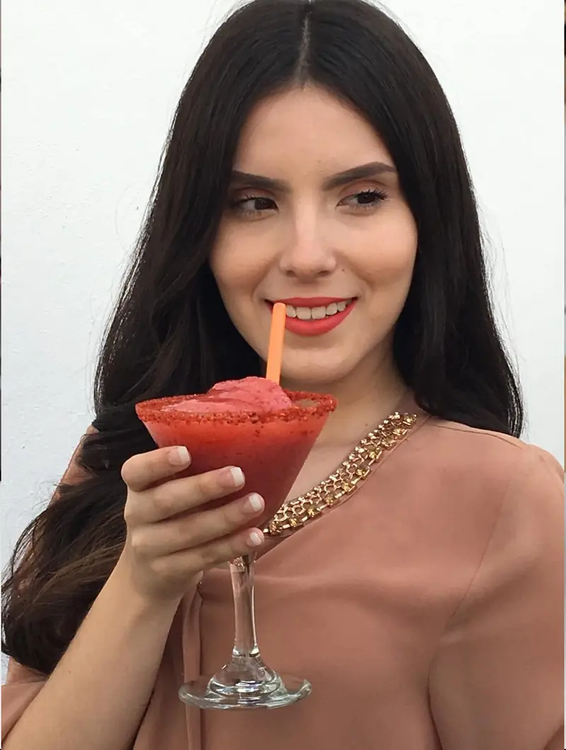 Invitada disfrutando un cóctel escarchado de Drink In Car