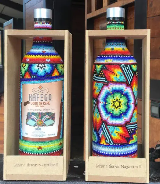 Botellas de licor Kafego decoradas a mano con chaquira huichol