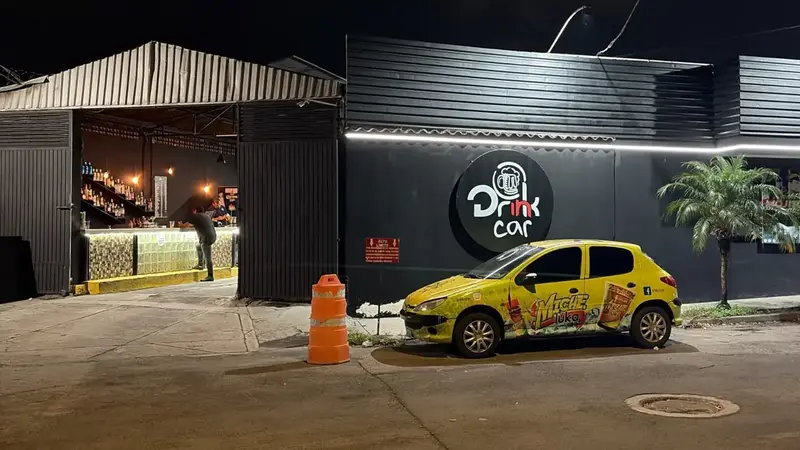 Local de Drink In Car en Col. Aviación, Tepic: barra de cócteles para llevar iluminada de noche y auto Micheluka